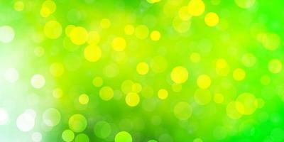 Fondo de vector verde claro con círculos Ilustración abstracta moderna con patrón de formas de círculo colorido para folletos folletos