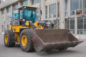 Bulldozer trabaja en un sitio en construcción foto