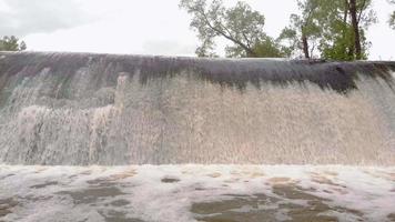 barragem no rio. cachoeira, corrente forte, filmagem aérea