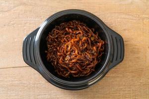espaguetis negros coreanos o fideos instantáneos con salsa chajung asada