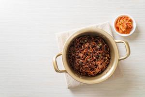 espaguetis negros coreanos o fideos instantáneos con salsa chajung asada