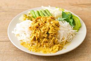 fideos de arroz tailandés con cangrejo al curry y verduras variadas foto