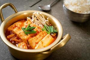 sopa de kimchi con tofu suave o estofado de kimchi coreano