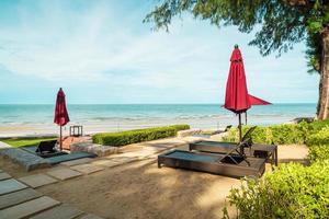 sombrilla y silla con vista al mar en el hotel resort foto