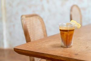 menú de café de especialidad llamado 'café sucio'. leche fría en la parte inferior con un chupito de espresso caliente en la parte superior foto