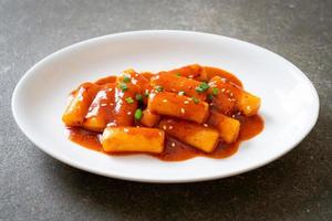 palito de pastel de arroz coreano en salsa picante - tteokbokki foto