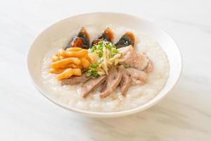 congee de cerdo o papilla con cerdo foto