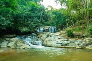 cascada de mae sa en tailandia foto