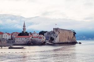 Casco antiguo al amanecer en Budva, Montenegro foto
