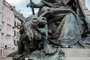 Primer plano de la estatua de bronce del león en Venecia, Italia foto