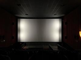 cine vacío con pantalla en blanco foto