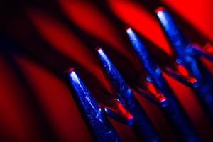 dos tenedores en iluminación colorida foto