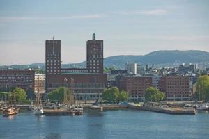 Puerto y ayuntamiento de ladrillo rojo de Oslo, Noruega