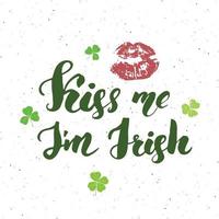 Bésame soy irlandés. Letras de la mano de la tarjeta de felicitación del día de San Patricio con labios y tréboles, ilustración de vector de signo caligráfico cepillado de vacaciones irlandesas.