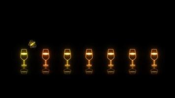 buntes kleines Champagnerglas Licht Neonschildelemente lustige Tanzschleife Reflexion und zwei Schmetterlinge essen Regenbogenwein auf schwarzem Bildschirm