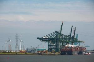 Grúas portuarias descarga de contenedores de buques en Amberes, Bélgica foto