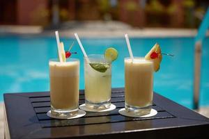 cócteles de mojito y piña colada foto