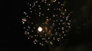 farbiges Feuerwerk am dunklen Himmel, Big Shot 4k video
