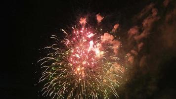 fuochi d'artificio colorati nel cielo scuro, colpo grosso 4k video