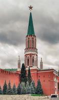 torre nikolskaya del kremlin de moscú en un día nublado.