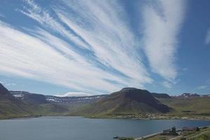 Vista del fiordo que rodea la aldea de isafjordur en Islandia foto