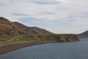 Lago kleifarvatn en la reserva natural de reykjanesfolkvangur, sur de Islandia