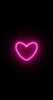 letrero de neón de amor rosa con vapor. corazón palpitante. secuencias de vídeo de animación. bucle de animación realista. video vertical