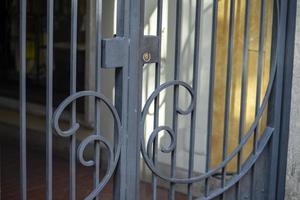 Detalle de una puerta de hierro forjado para tienda foto