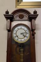 antiguo reloj de péndulo en madera con incrustaciones foto