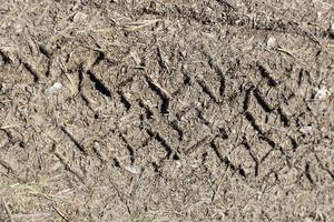 a texture of a tire footprint photo