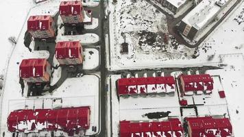 Casa adosada filmando vista aérea de la ciudad. video