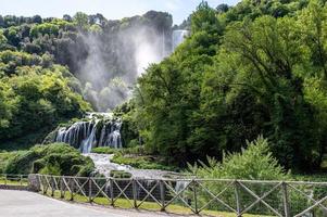 cascada de marmore abierta a pleno flujo foto