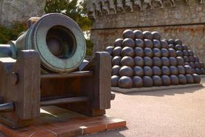 pirámides de balas de cañón y cañones en el palacio del príncipe en mónaco foto