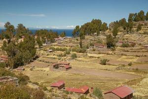 Casas en la isla de Taquile en el lago Titicaca, Perú foto