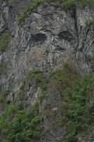 Cara de troll en un acantilado del fiordo geirangerfjord, Noruega foto