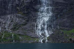 cascada de las siete hermanas sobre geirangerfjord, noruega foto