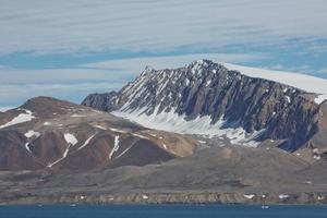 paisaje de la costa cerca de ny alesund en spitsbergen foto