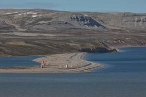 paisaje de la costa cerca de ny alesund en spitsbergen foto