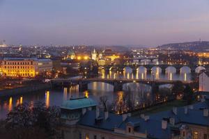 vista de praga en la noche foto