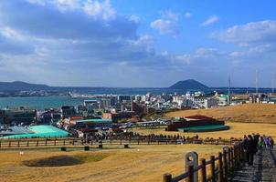 la gran vista desde el volcán ilchulbong. Isla Jeju. Corea del Sur foto