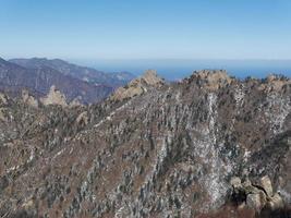 gran vista a las hermosas montañas seoraksan. Corea del Sur