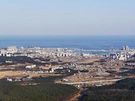 la vista a la ciudad de sokcho desde la cima. montañas seoraksan, corea del sur foto