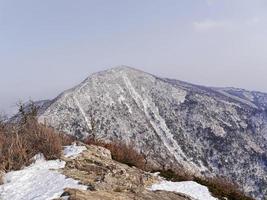 gran vista a las hermosas montañas seoraksan. Corea del Sur foto