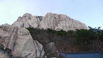 vista a la gran roca ulsanbawi en el parque nacional de seoraksan. Corea del Sur foto