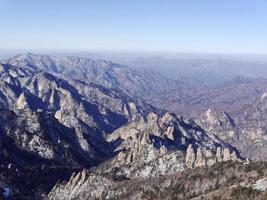 la vista a las hermosas montañas desde el pico alto. parque nacional de seoraksan. Corea del Sur
