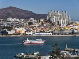 gran barco en la bahía de la ciudad de yeosu. Corea del Sur