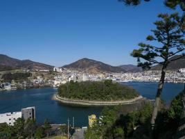 pequeña isla en la bahía de la ciudad de yeosu. Corea del Sur foto