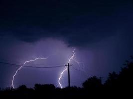 tormenta en la oscuridad con relámpagos foto