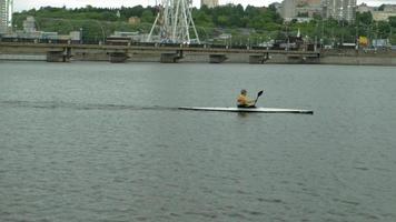 atleta em uma canoa no rio