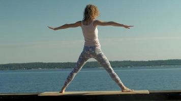 jeune femme pratiquant le yoga à l'extérieur en été mode de vie sain video